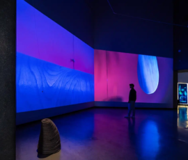 Obra de Cristina Mejías Fotografía de instalación audiovisual y videoarte en espacio expositivo