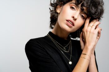 Fotografía de ropa y complementos con modelo