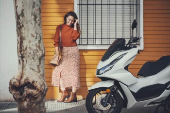 Sesión fotográfica en exteriores con modelo
